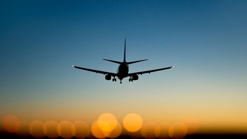 tips for saving money on flights - featured image