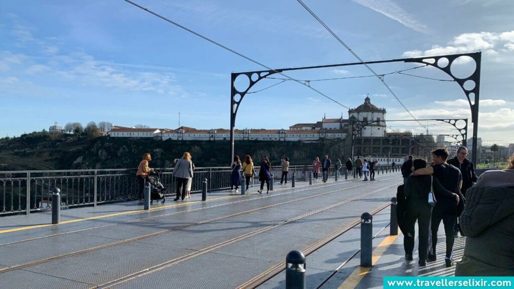 Photo showing how busy the upper level of the Dom Luís I Bridge is.